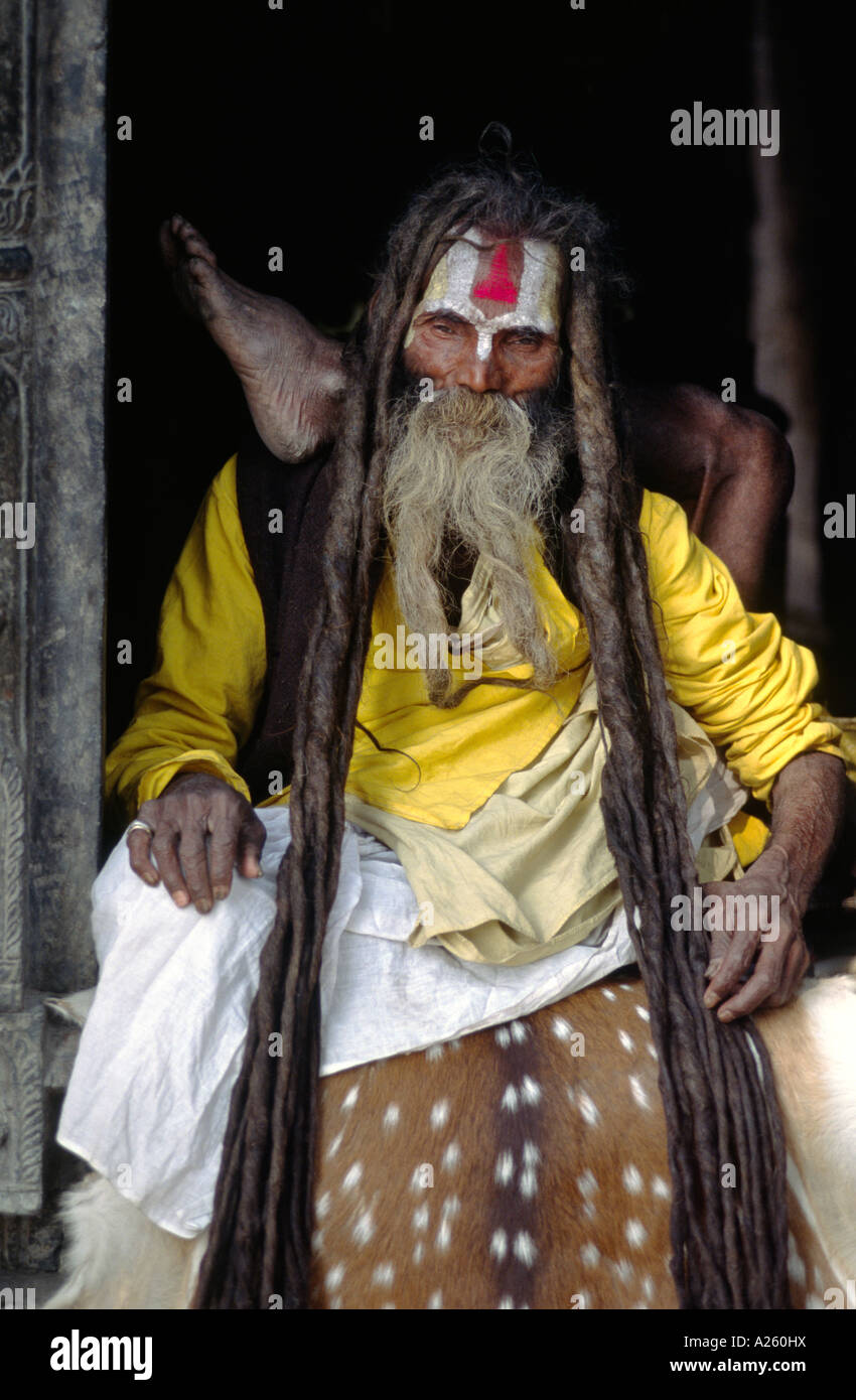 Un 84 enne VAISHNAVA SADHU Vishnu seguenti Renunciate indù non lo yoga a PASHUPATINATH Foto Stock