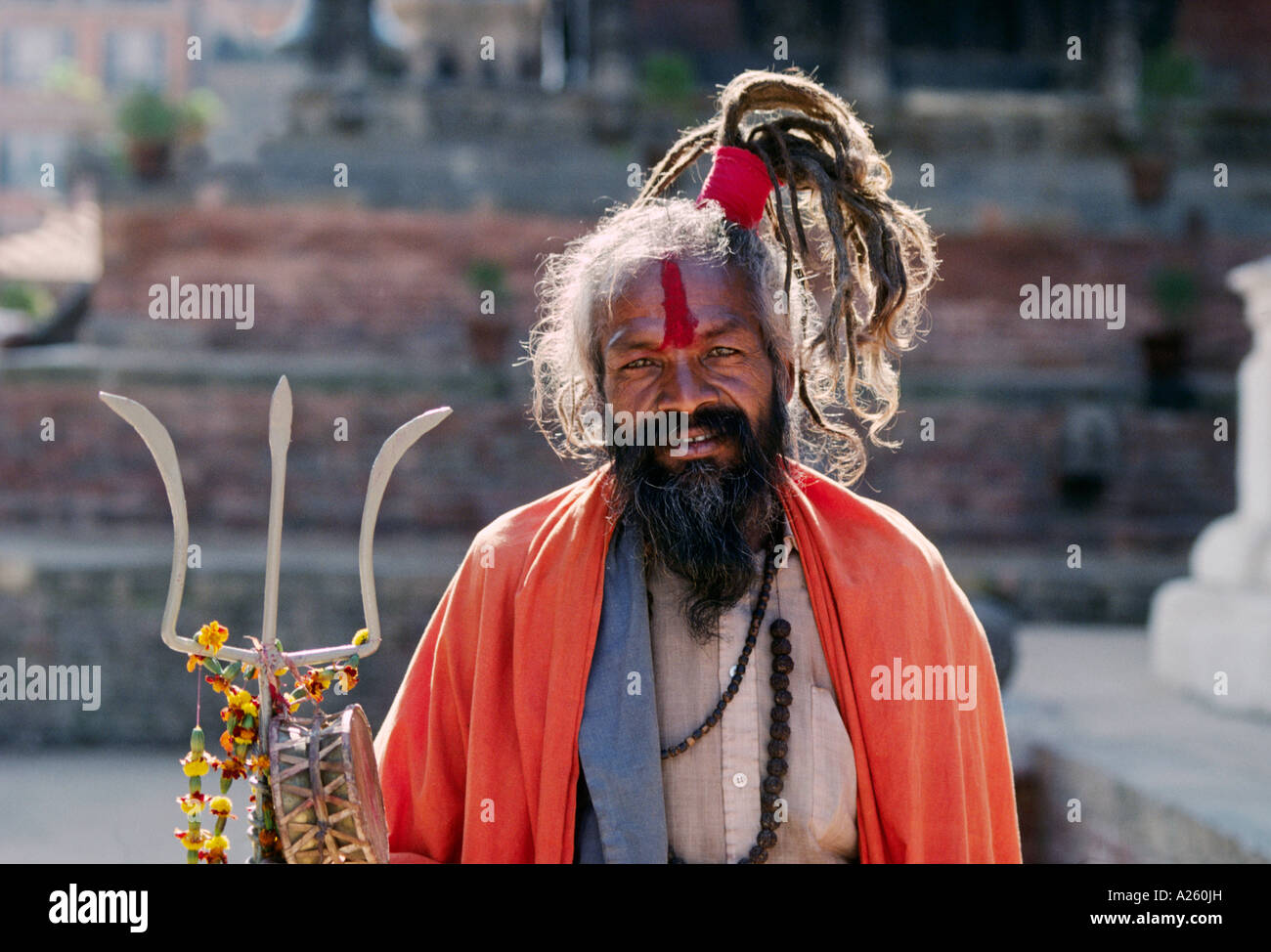 Un SHAIVITE SADHU Hindu seguace di Shiva con trident KATHAMANDU NEPAL Foto Stock