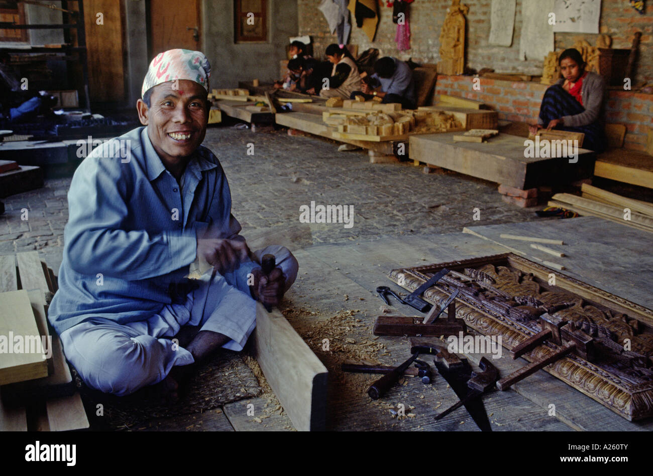 Il nepalese WOODCARVERS rendono tutto da mobili di sculture intricate di divinità KATHAMANDU NEPAL Foto Stock