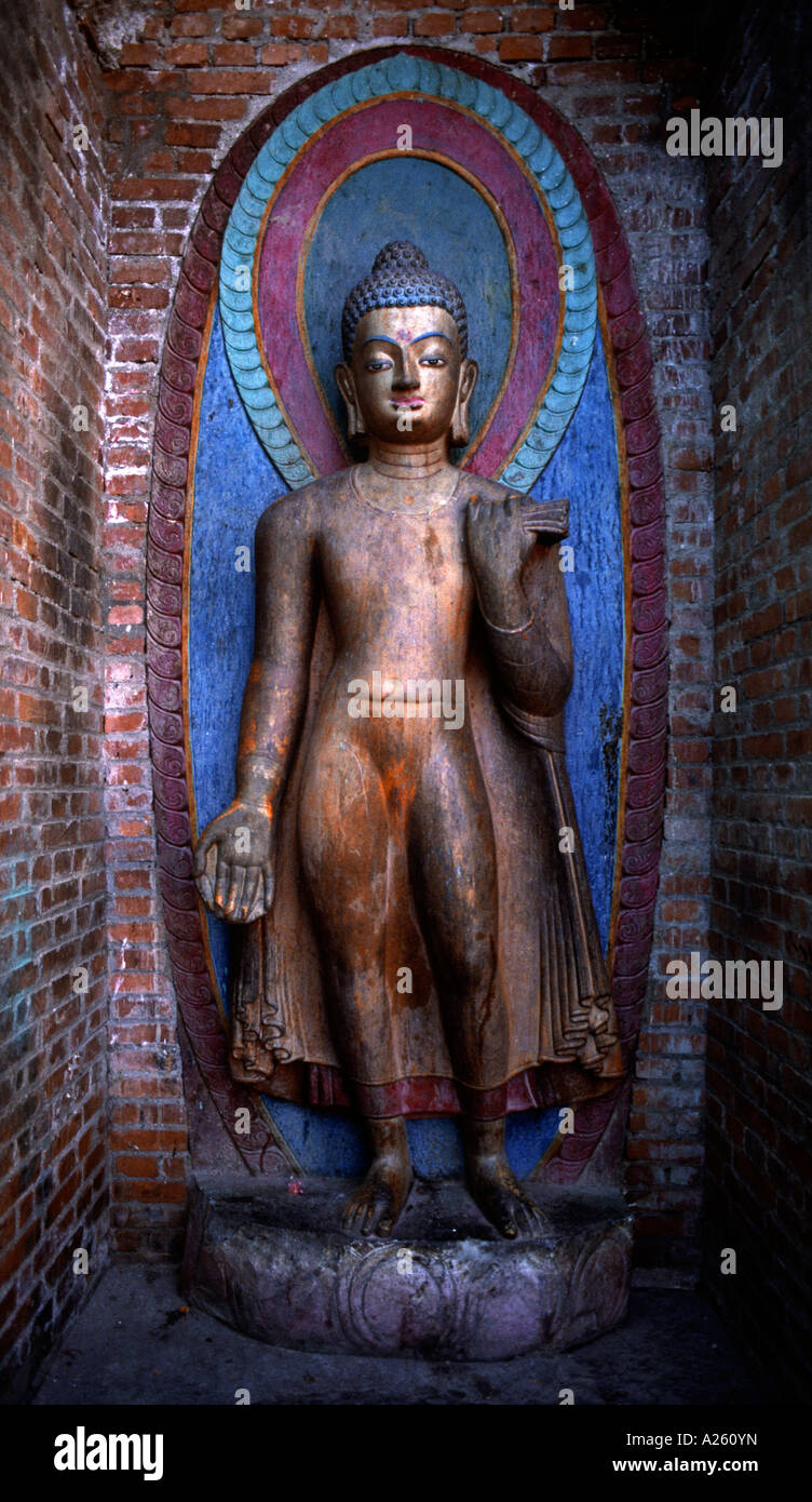 Antica statua di Buddha di dimensione di vita a SWAYAMBUNATH tempio complesso KATHAMANDU NEPAL Foto Stock