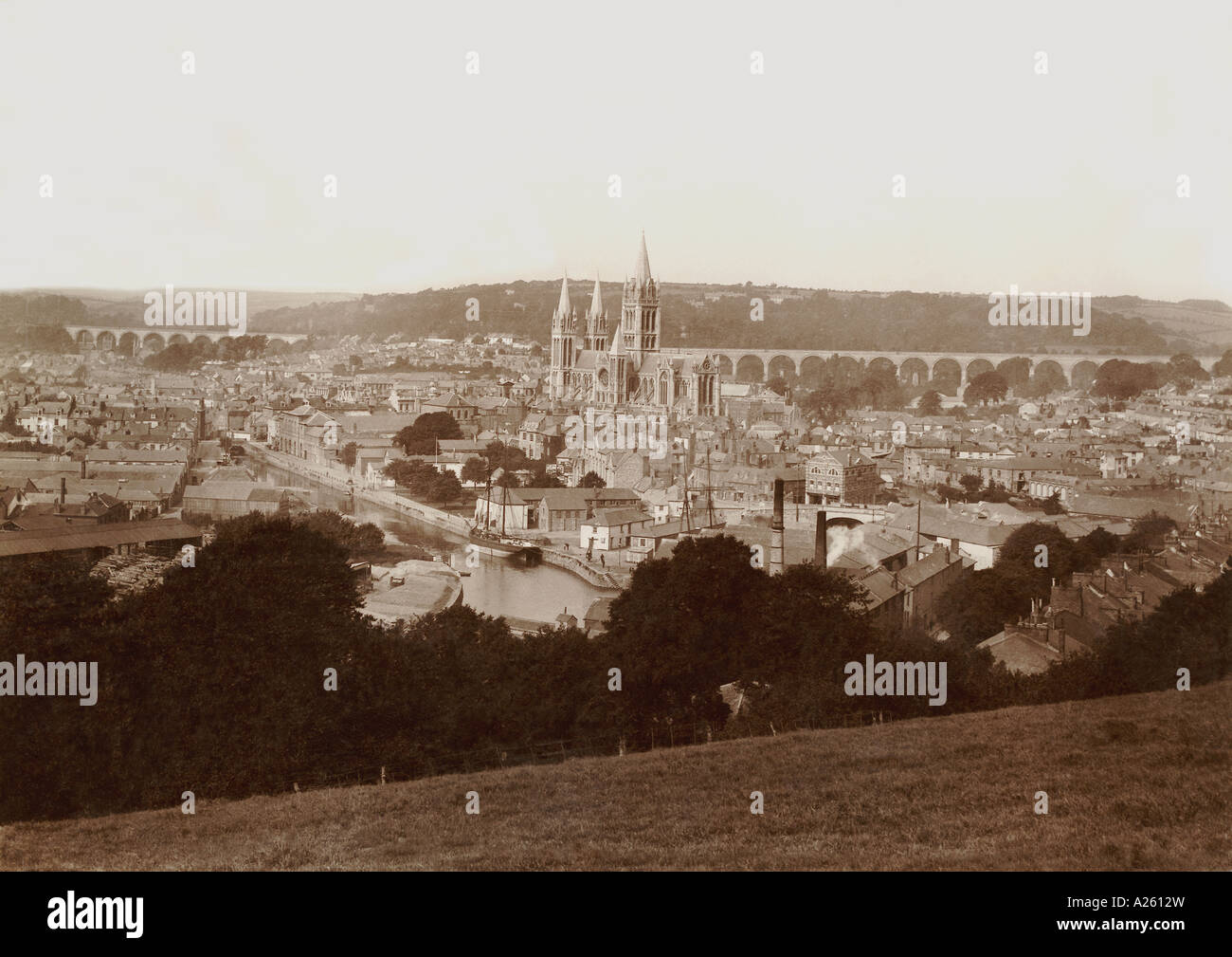 Primi del novecento vista di Truro Cathedral, limone Quay e il viadotto ferroviario da una posizione al di sopra della parata di Truro, Cornwall, Regno Unito Foto Stock