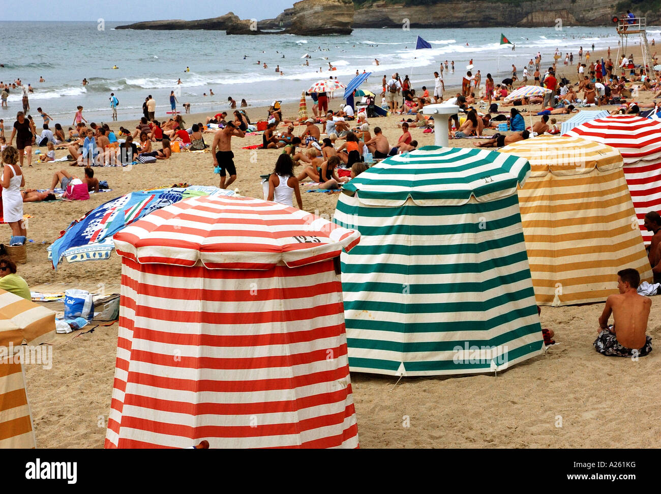 Balneari tende sul Grande Plage Biarritz Aquitaine Golfe de Gascogne Golfo di Biscaglia Sudovest della Francia Europa Foto Stock