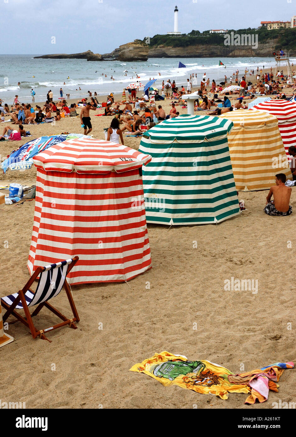 Balneari tende sul Grande Plage Biarritz Aquitaine Golfe de Gascogne Golfo di Biscaglia Sudovest della Francia Europa Foto Stock