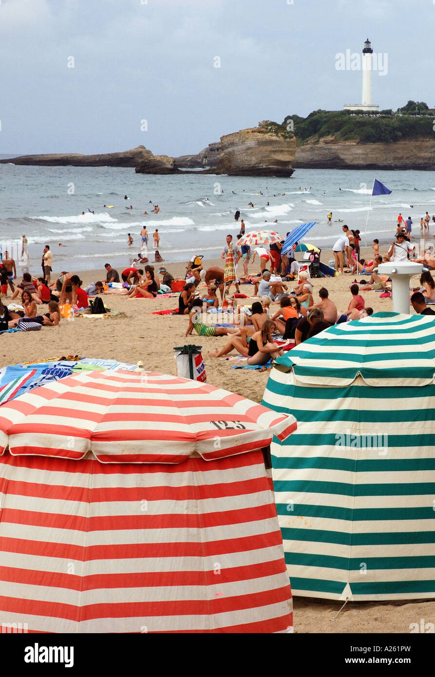 Balneari tende sul Grande Plage Biarritz Aquitaine Golfe de Gascogne Golfo di Biscaglia Sudovest della Francia Europa Foto Stock