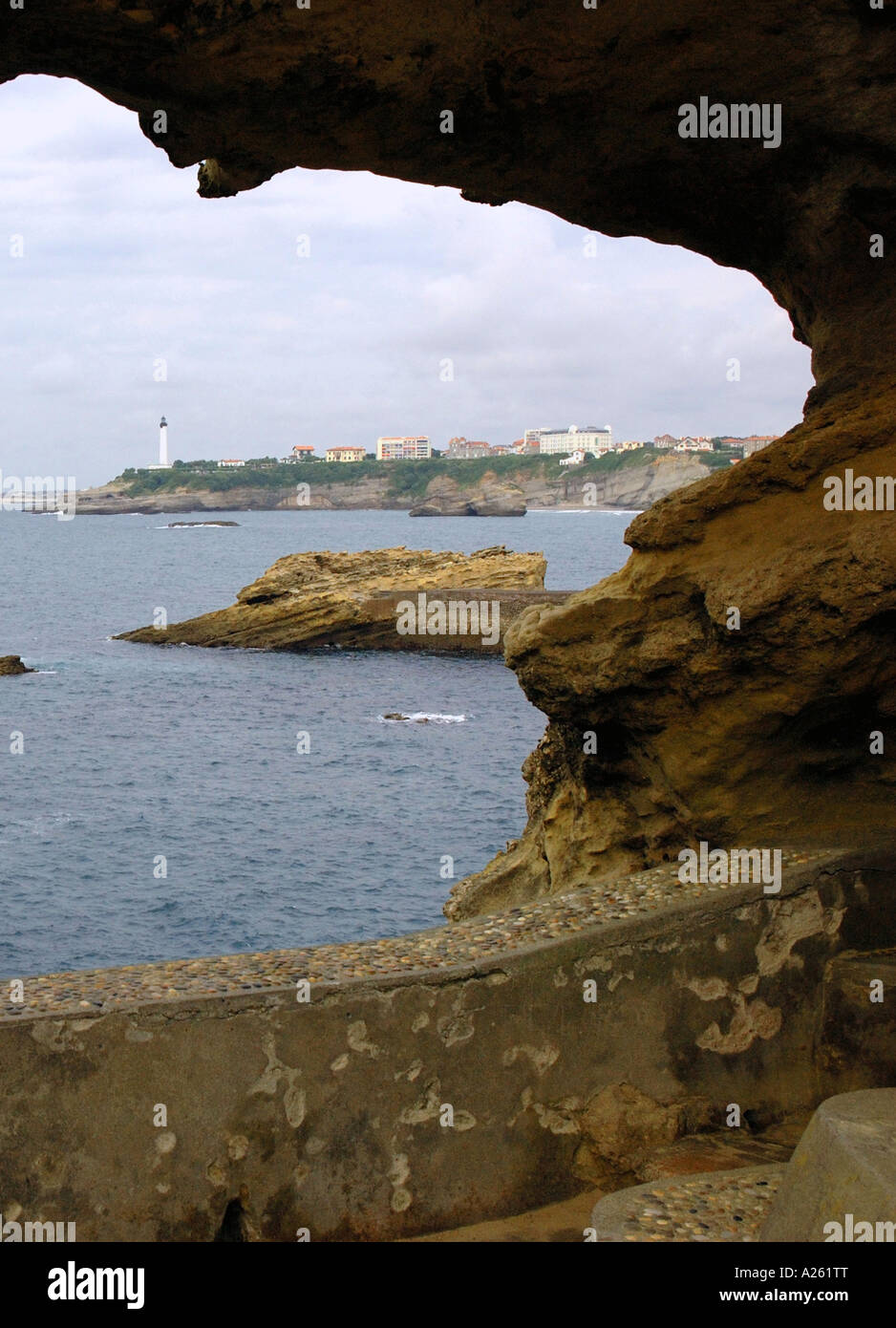 Vista panoramica sul lungomare di Biarritz dal foro di grotta costa basca Aquitaine Golfe de Gascogne Golfo di Biscaglia Sudovest della Francia Europa Foto Stock