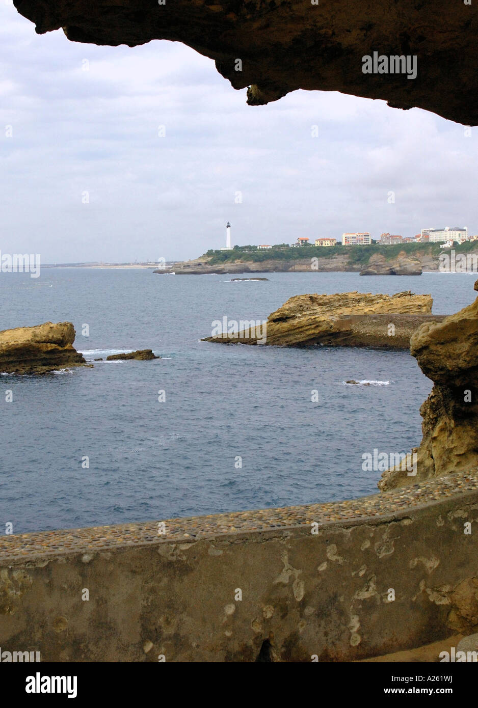 Vista panoramica sul lungomare di Biarritz dal foro di grotta costa basca Aquitaine Golfe de Gascogne Golfo di Biscaglia Sudovest della Francia Europa Foto Stock