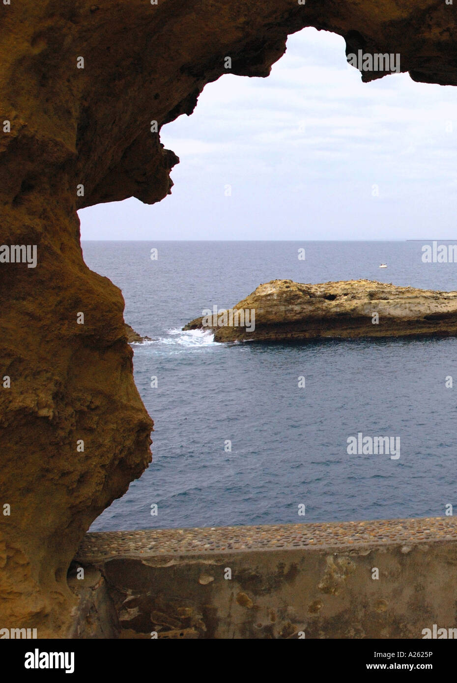 Vista panoramica sul lungomare di Biarritz dal foro di grotta costa basca Aquitaine Golfe de Gascogne Golfo di Biscaglia Sudovest della Francia Europa Foto Stock