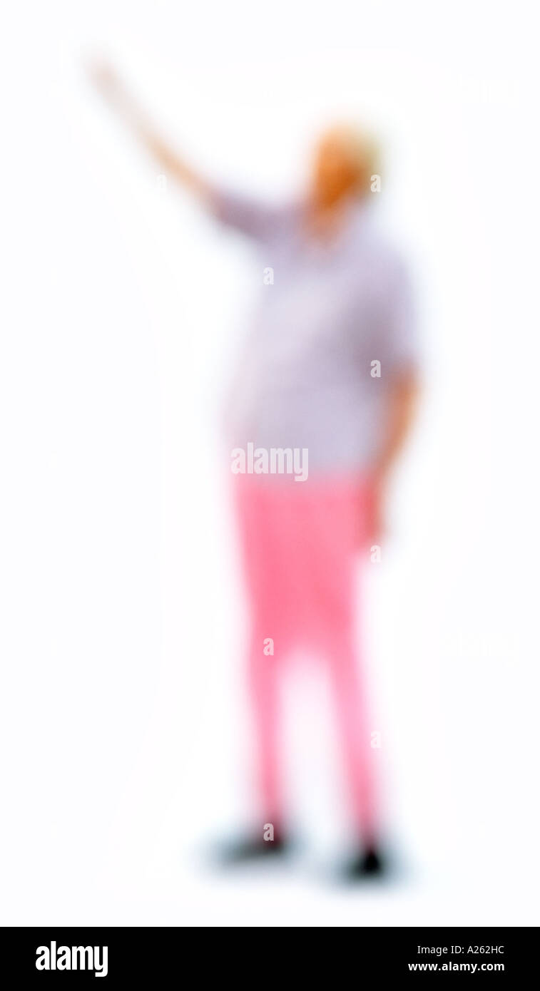 Soft focus colpo di anziani donna Pantaloni rosa sfondo bianco Foto Stock
