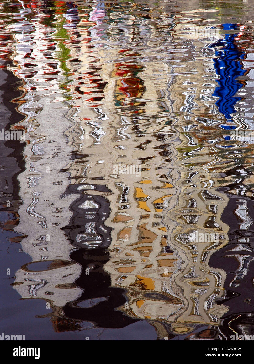 Riflessi di acqua in Honfleur Vecchio Porto Canale Inglese La Manche Normandia Normandie Nord Ovest della Francia Europa Foto Stock