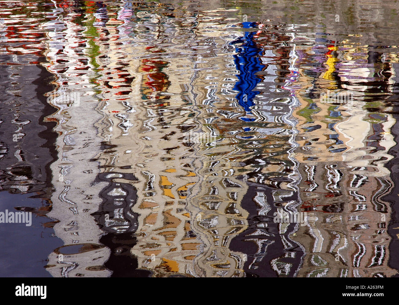 Riflessi di acqua in Honfleur Vecchio Porto Canale Inglese La Manche Normandia Normandie Nord Ovest della Francia Europa Foto Stock