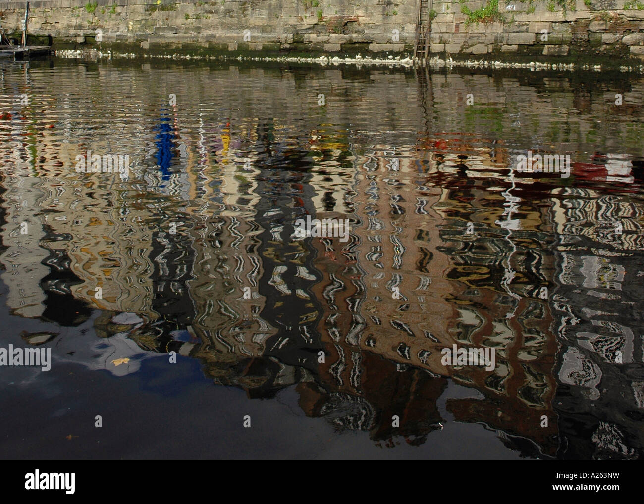 Riflessi di acqua in Honfleur Vecchio Porto Canale Inglese La Manche Normandia Normandie Nord Ovest della Francia Europa Foto Stock