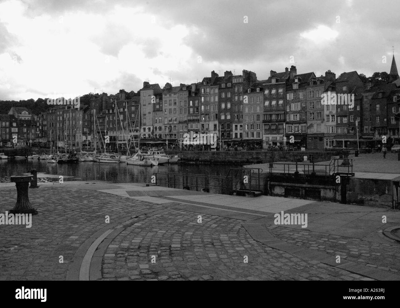 Vista caratteristica di Honfleur Porto vecchio canale inglese La Manche Normandia Normandie Nord Ovest della Francia Europa Foto Stock