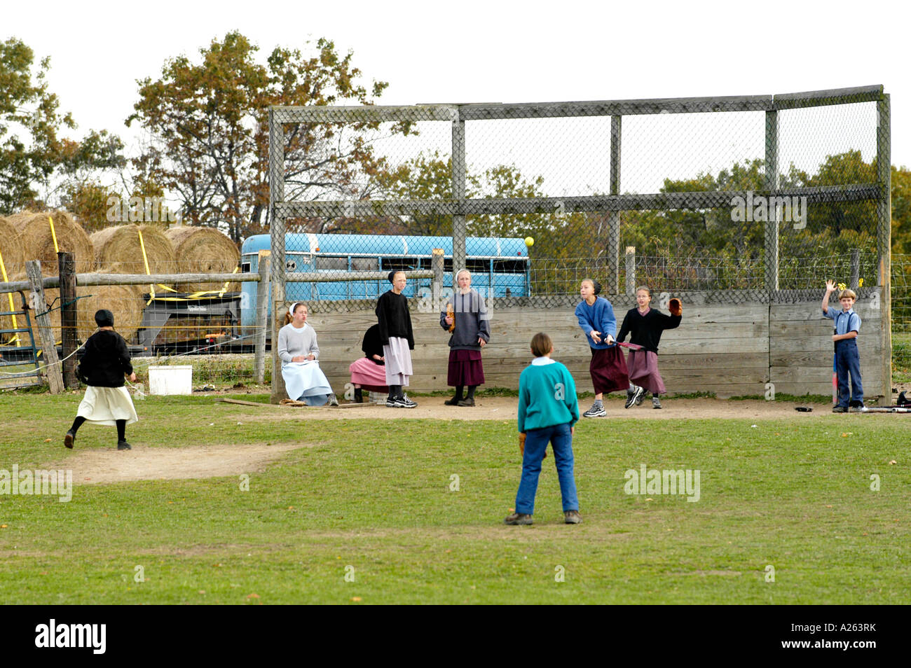 I bambini giocano in schoolyard Amish lifestyle in ed intorno a Sugarcreek e Millersburg Ohio OH Foto Stock