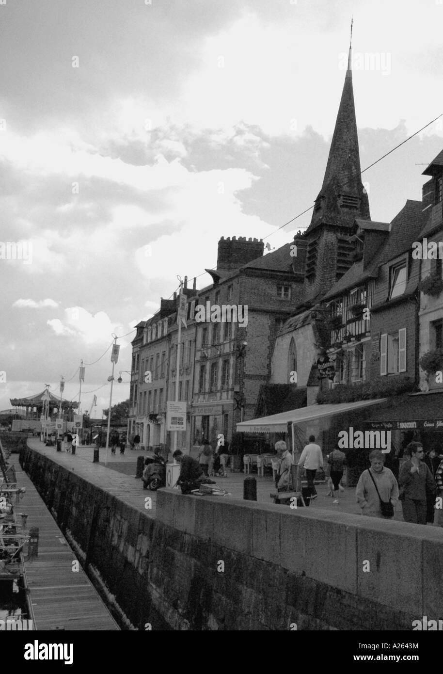 Vista caratteristica di Honfleur Porto vecchio canale inglese La Manche Normandia Normandie Nord Ovest della Francia Europa Foto Stock