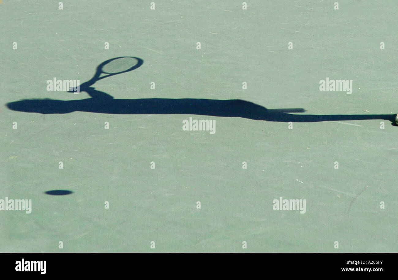 Lezioni di tennis sono forniti da un comune locale per aiutare i bambini a imparare il gioco di tennis Foto Stock