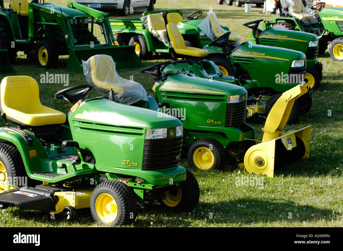Visualizzazione di John Deer trattorini prato e giardino Foto Stock