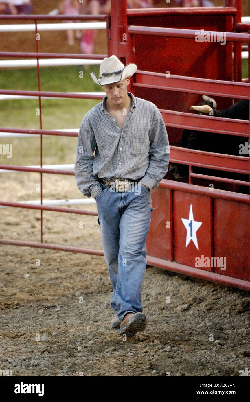 I cowboys rilassarsi prima di partecipare a un evento di rodeo Foto Stock