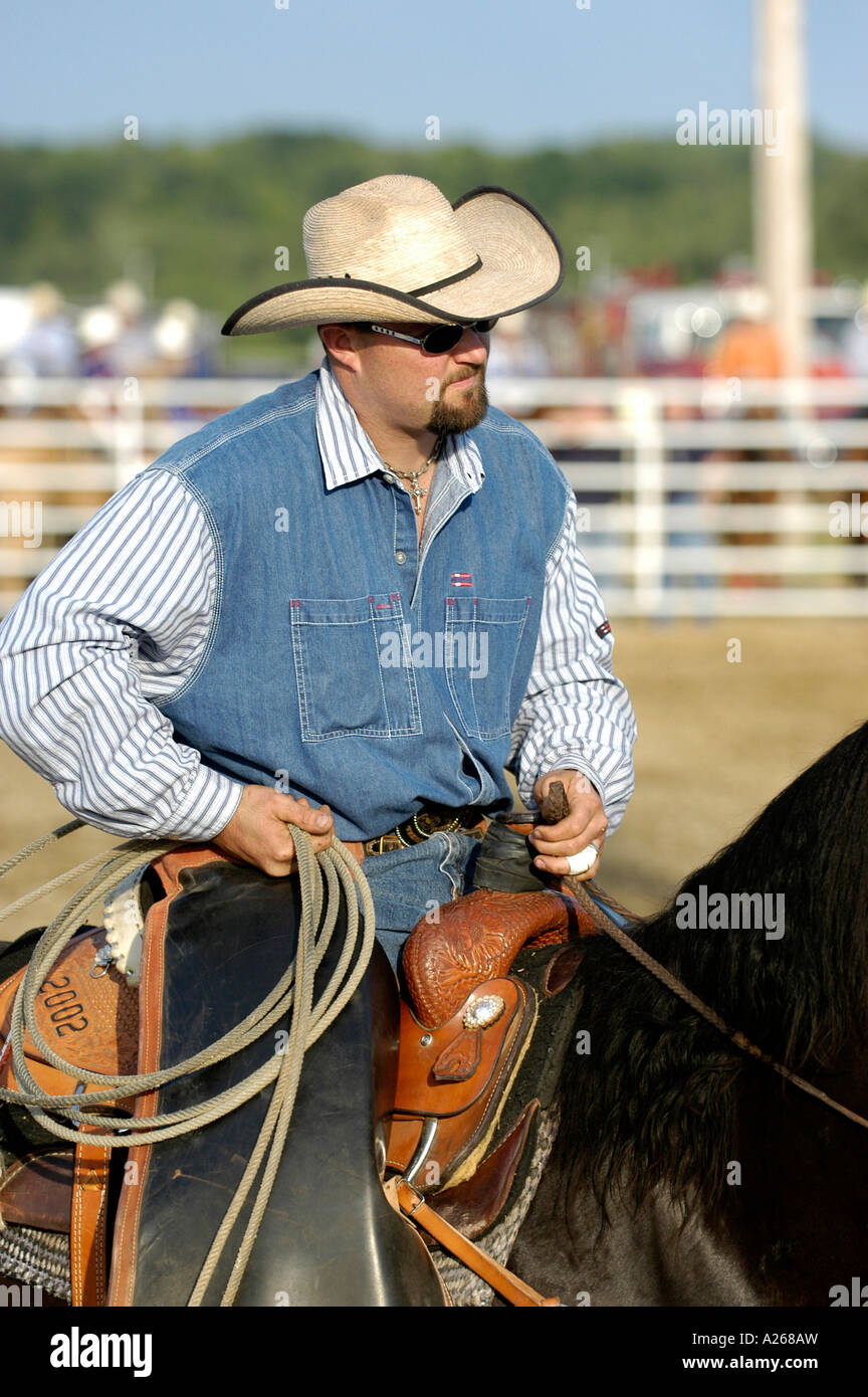 I cowboys rilassarsi prima di partecipare a un evento di rodeo Foto Stock