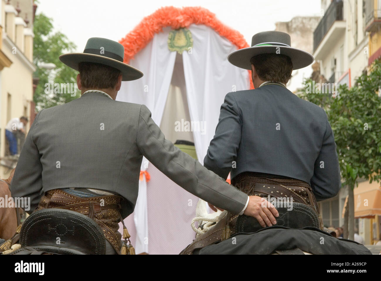 Due uomini a cavallo in Triana Siviglia sulla Romeria del Rocio pellegrinaggio Andalusia Spagna Europa Foto Stock