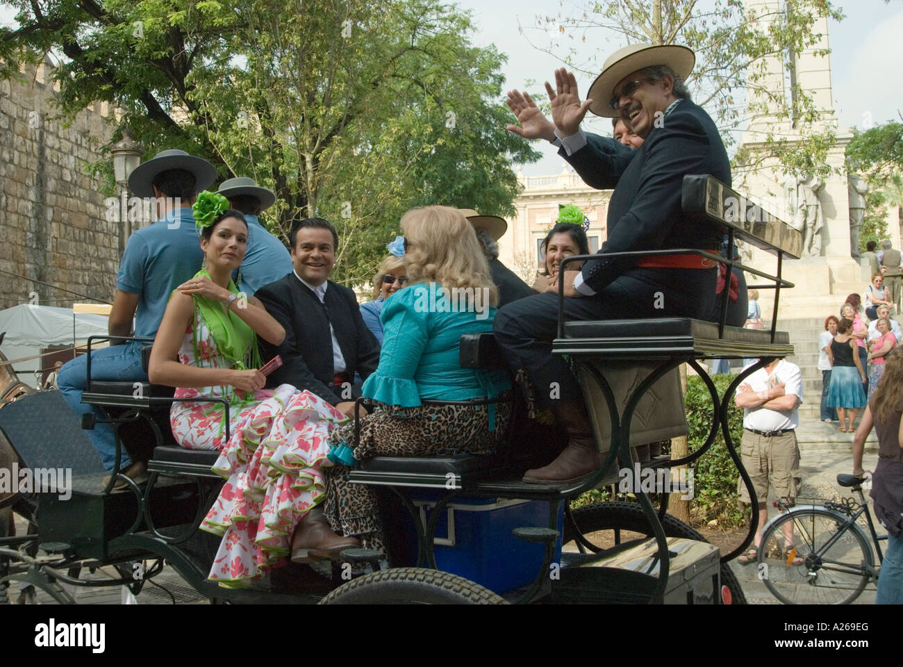 Pellegrini in carrozza trainata da cavalli si allontana dal Vertice di Siviglia sul Romeria del Rocio pellegrinaggio Siviglia Andalusia Spagna Europa Foto Stock