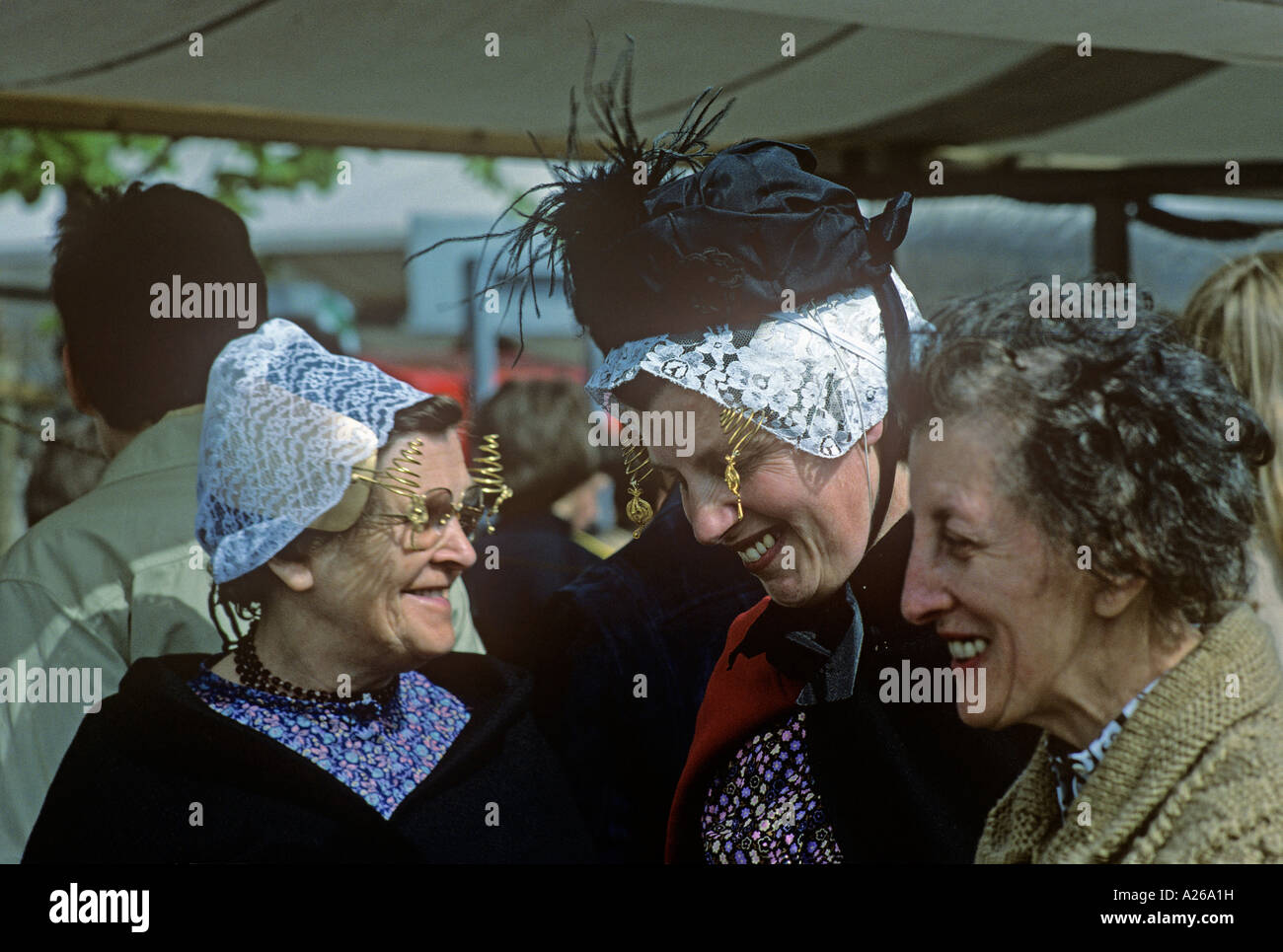 Piccola cittadina di Volendam sulla costa occidentale dello Zuiderzee dove molte persone indossano il costume tradizionale Foto Stock