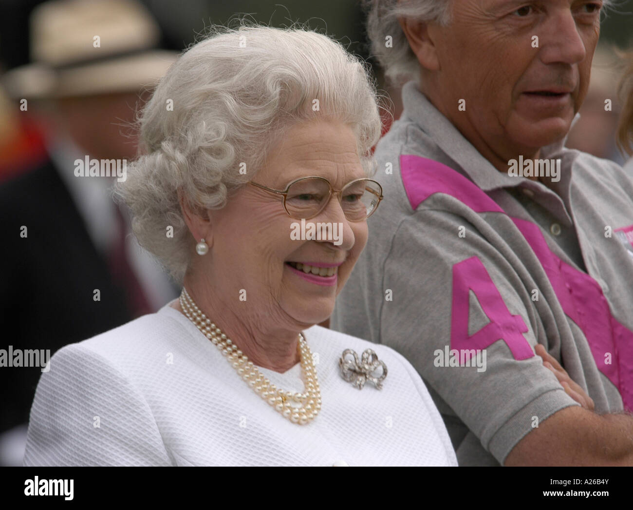La regina Elisabetta 11 d'Inghilterra si unisce a una squadra di giocatori di Polo per una fotografia di squadra al Windsor Great Park di Windsor, in Gran Bretagna Foto Stock