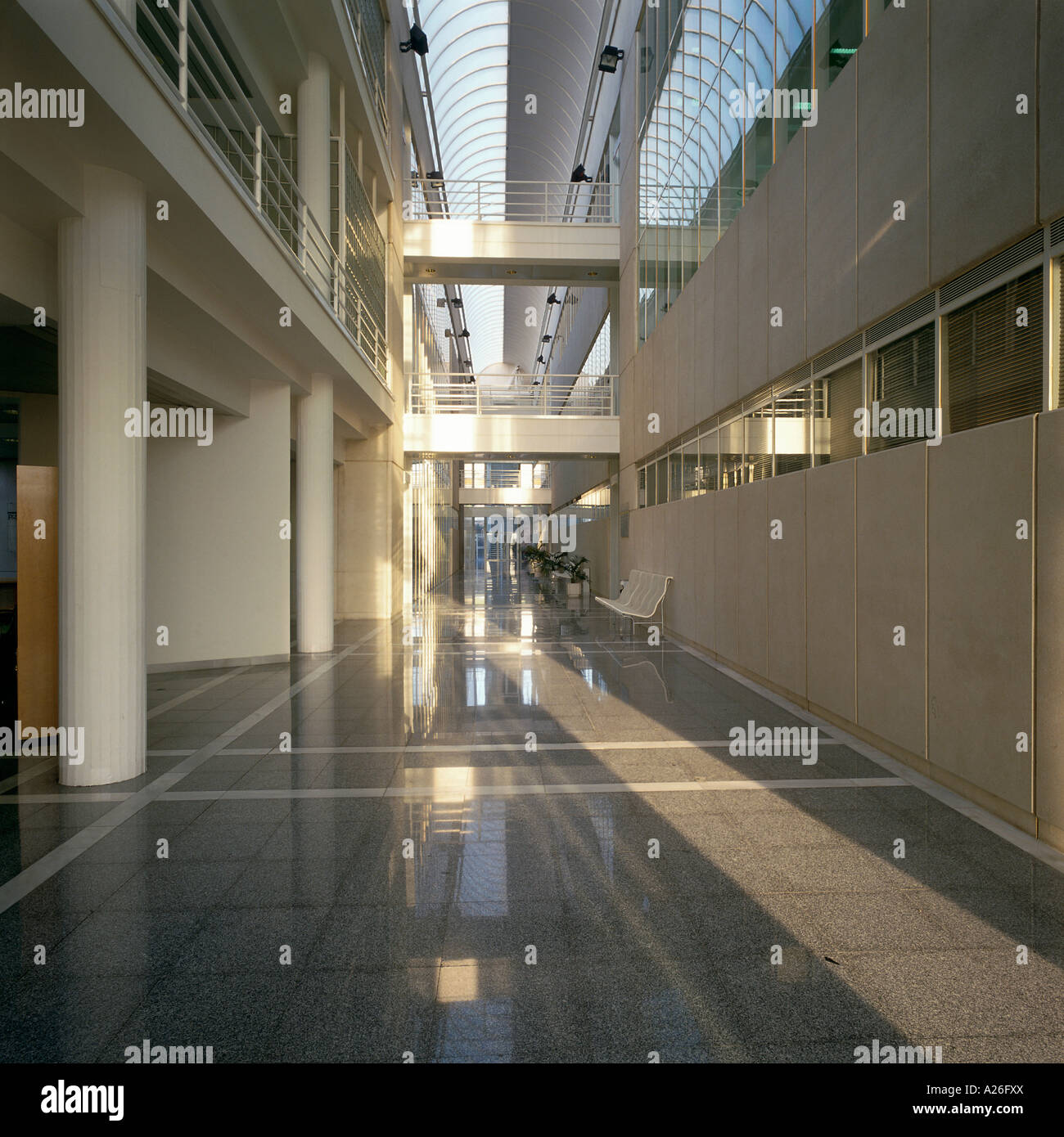 Vista di un eclettico corridoio all'interno di un edificio per uffici Foto Stock