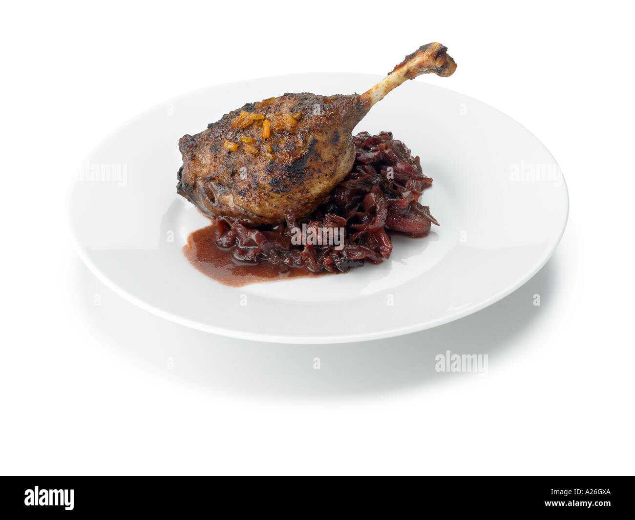 Anatra su arrosto di cavolo rosso tostato tagliata fuori piatto bianco semplice Foto Stock