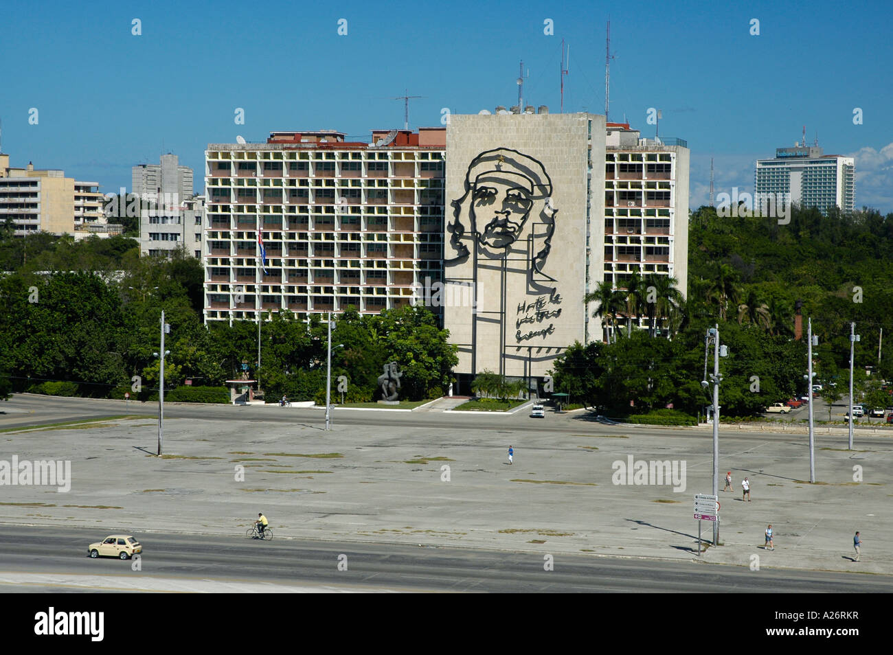 Ministero degli Interni in acciaio con la replica della mitica foto di Ernesto Che Guevara in Piazza della Rivoluzione, Vedado, Havana, Cuba Foto Stock