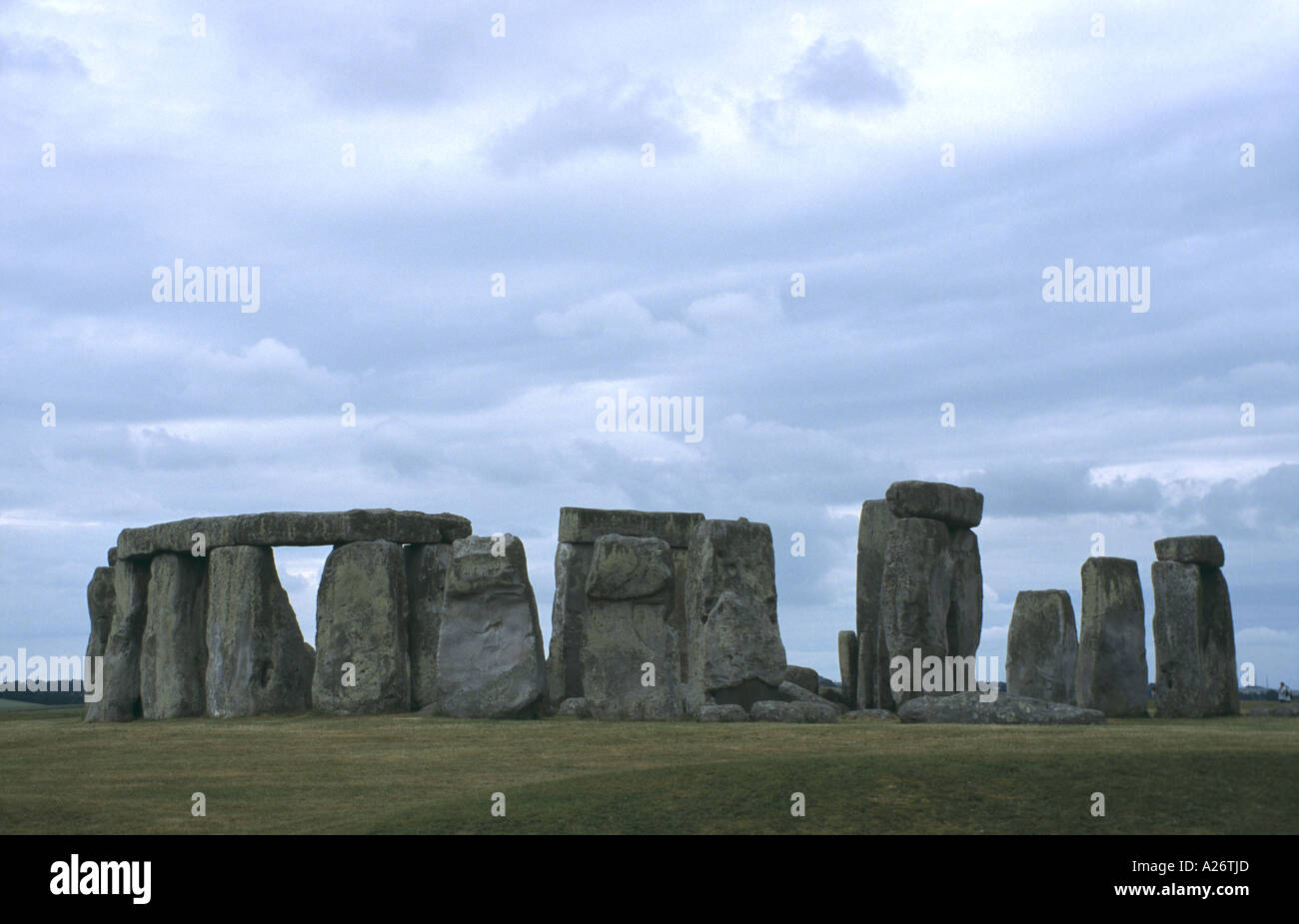 Stonehenge cerchio di pietra sotto un cielo impressionante Foto Stock