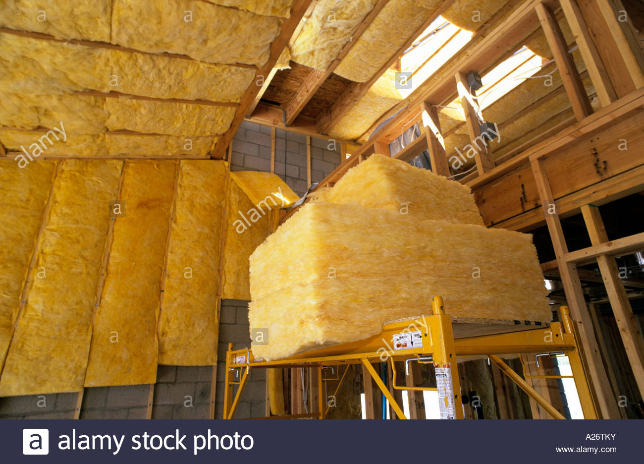 R38 isolamento in fibra di vetro che viene installato nel tetto nuovo stile loft home in costruzione Foto Stock
