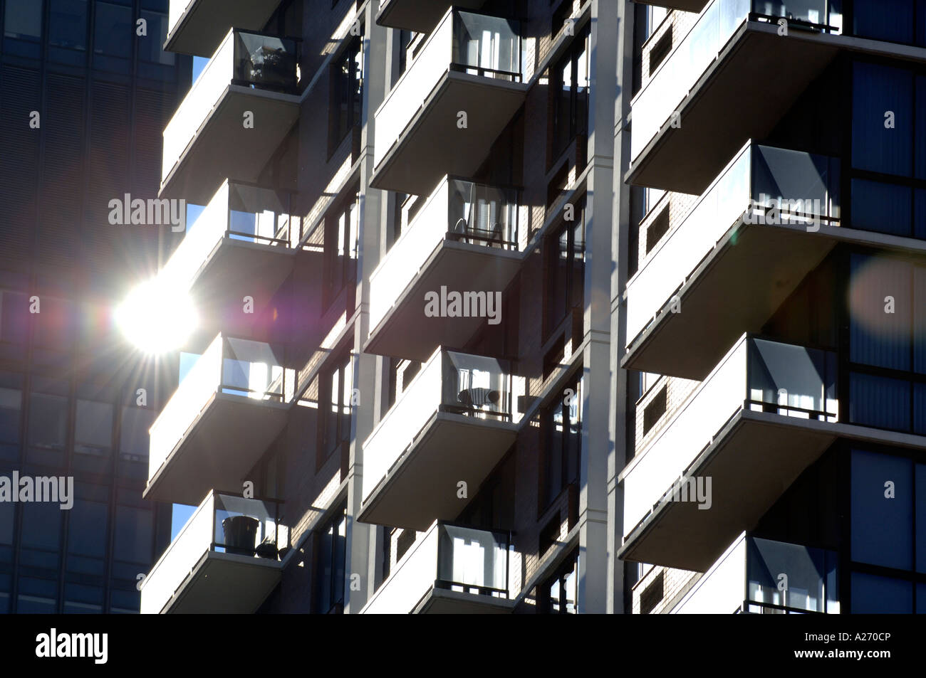 Il sole si riflette i balconi di un grattacielo sul lato est del centro di Manhattan a New York STATI UNITI D'AMERICA Foto Stock