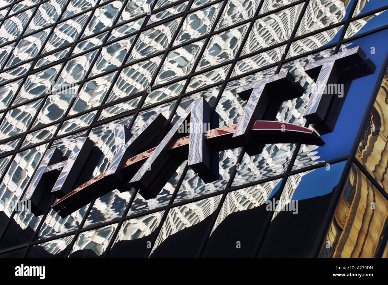 La torre di vetro del flagship Hotel Hyatt dalla Grand Central Station sulla 42nd Street Manhattan Foto Stock