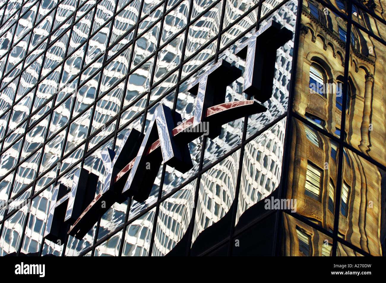 La torre di vetro del flagship Hotel Hyatt dalla Grand Central Station sulla 42nd Street Manhattan Foto Stock