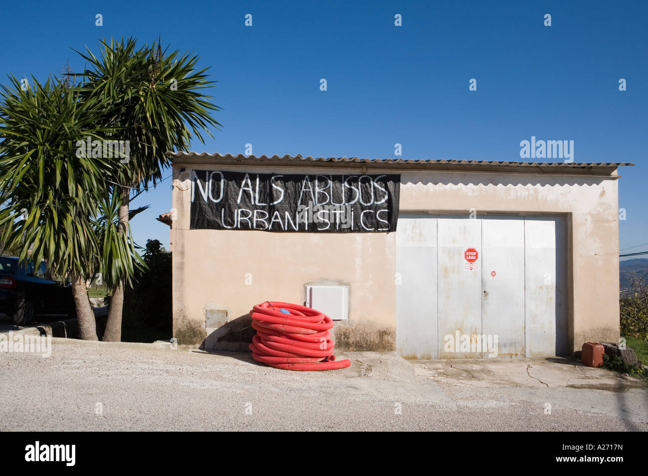 Slogan politici su garage porta contro il land di agguantare il diritto , Vall de Laguar , Spagna Foto Stock