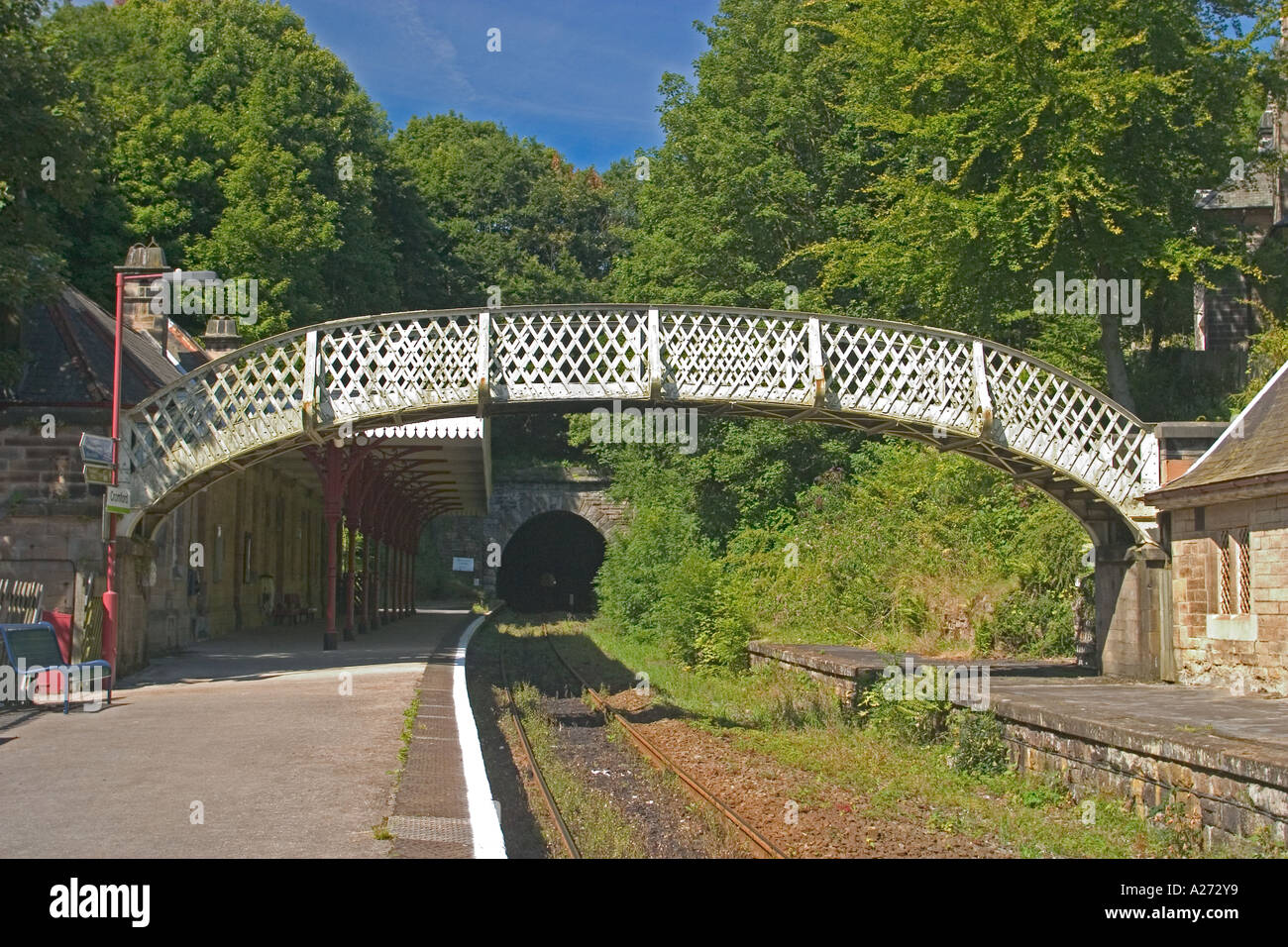 Cromford Stazione ferroviaria Derbyshire costruito 1855 progettato da G H Stokes figlio nella legge di Joseph Paxton passerella costruita 1885 Foto Stock