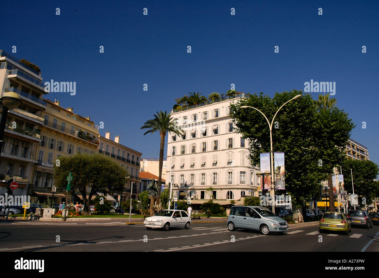 Il traffico nel centro di Cannes, Cote d'Azur, in Francia, in Europa Foto Stock