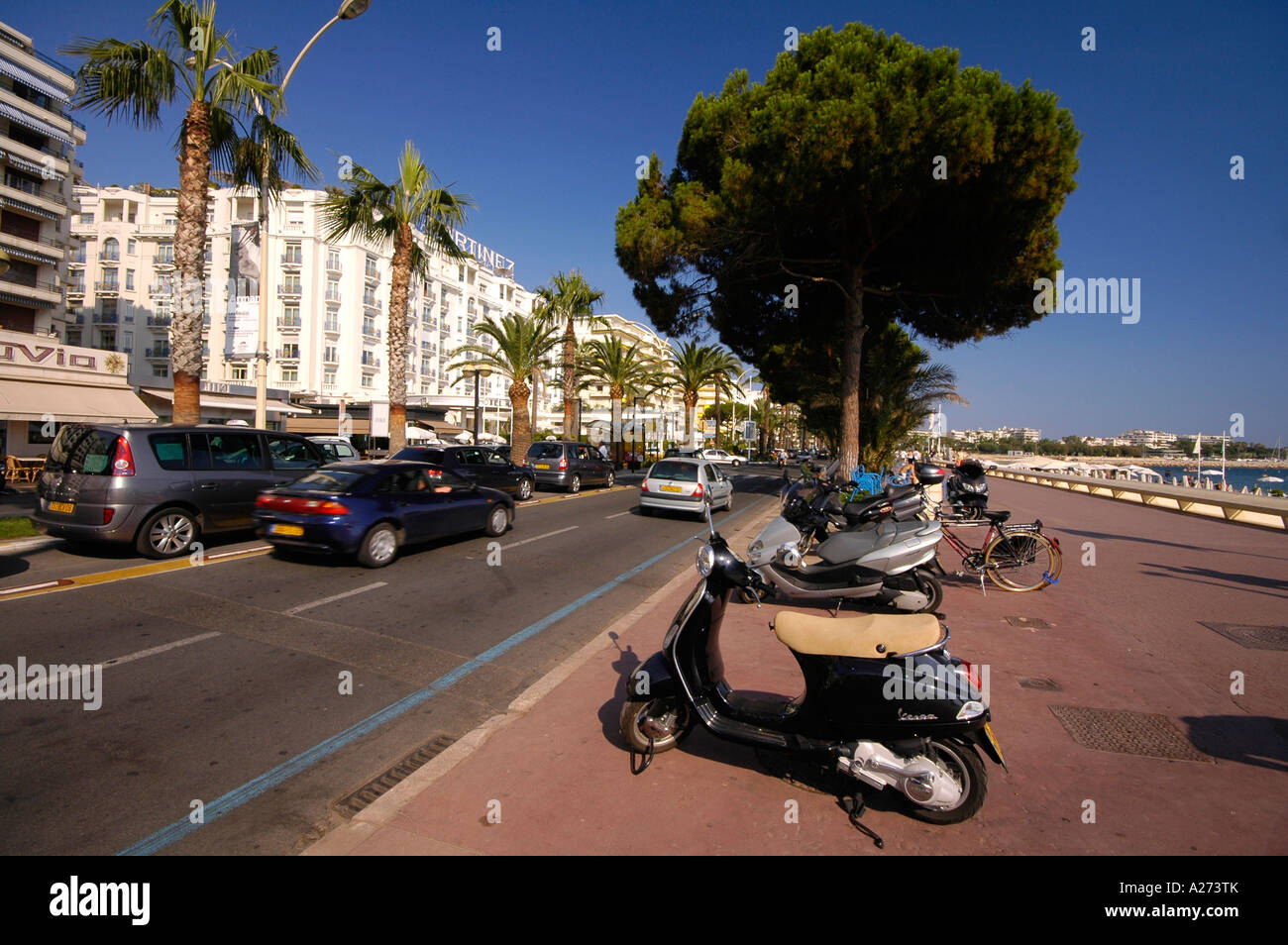 Il traffico sulla Croisette Boulvard, centro di Cannes, Cote d'Azur, in Francia, in Europa Foto Stock