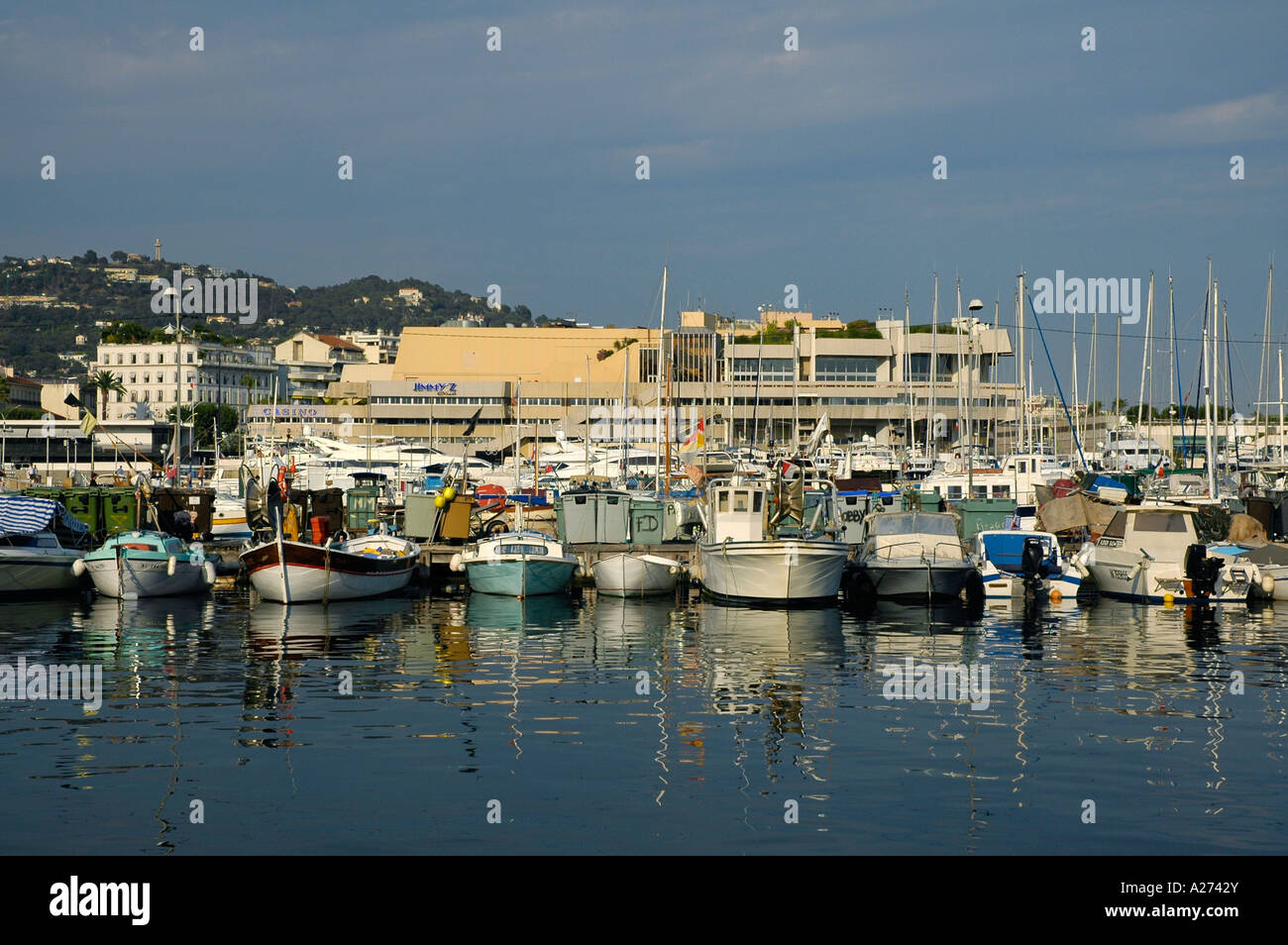 Porto di Cannes con Festival Palace, Cote d'Azur, in Francia, in Europa Foto Stock