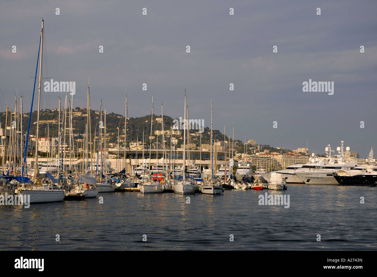 Porto di Cannes con Festival Palace, Cote d'Azur, in Francia, in Europa Foto Stock
