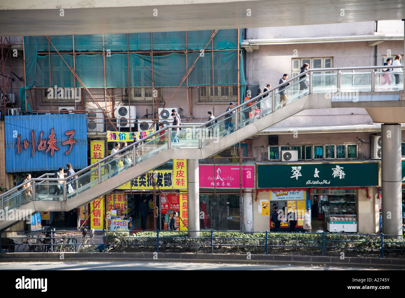 Crossover pedonale a Shanghai in Cina Foto Stock