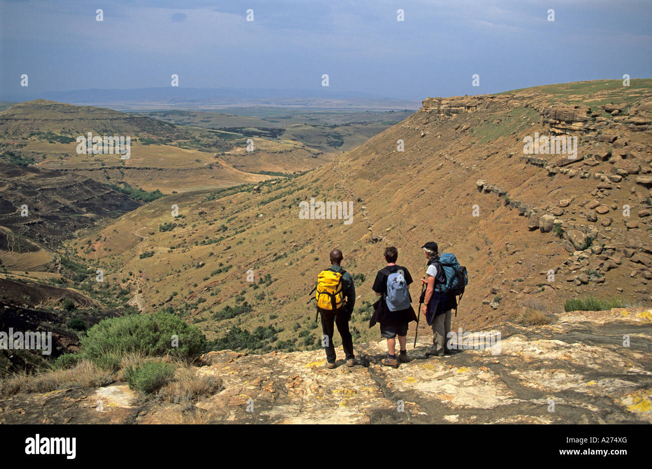 Escursionista in Drakensberge al confine tra Capo orientale e Kwazulu Natal, Sud Africa Foto Stock