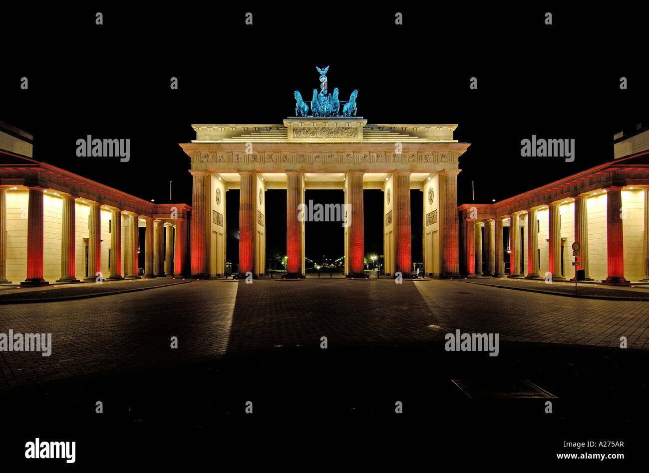 La porta di Brandeburgo di notte, Berlino, Germania Foto Stock