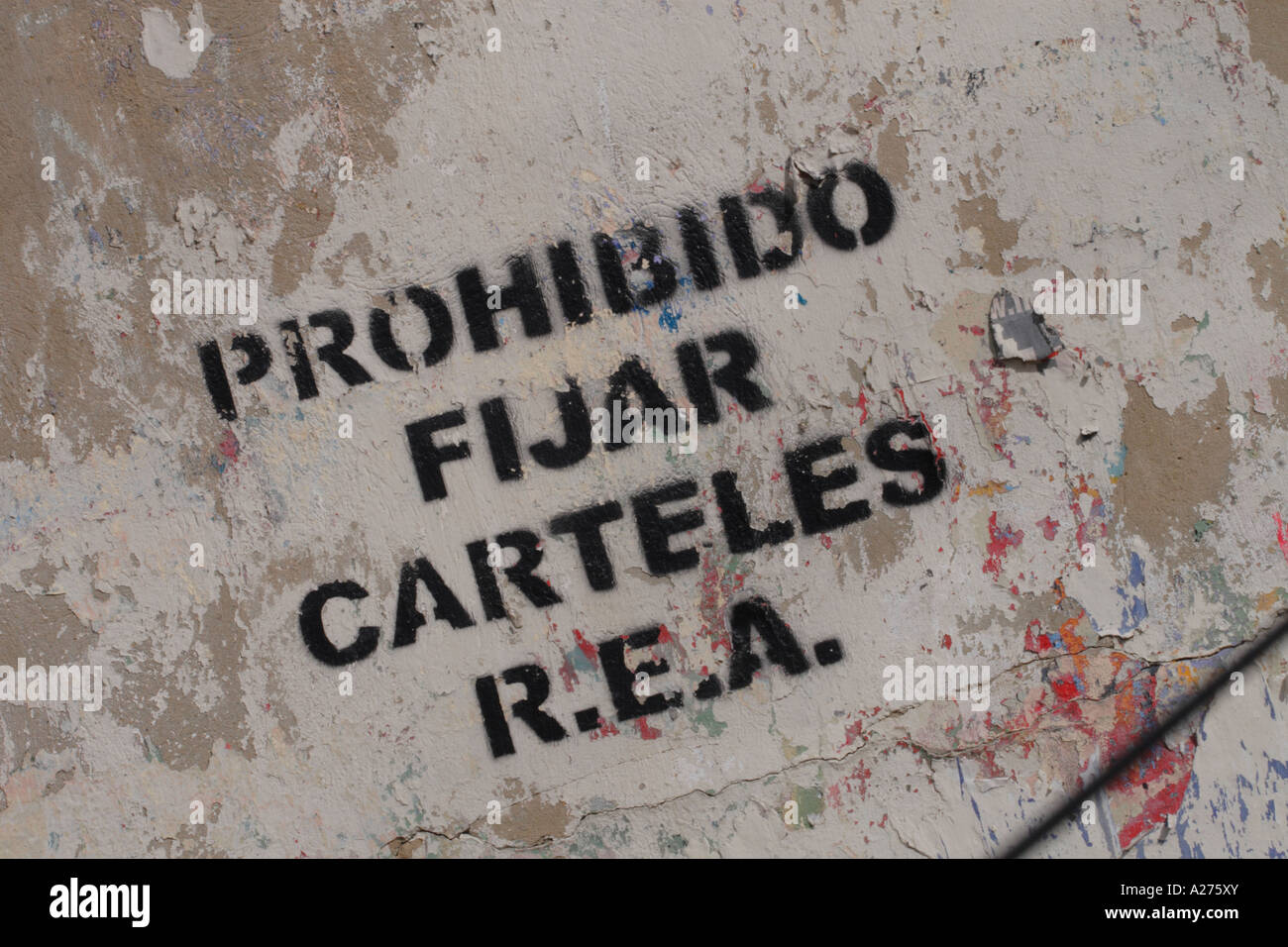 Prohibido Fijar Carteles significa vietato fissare poster informazioni cartello segnaletico a Valencia Spagna Foto Stock