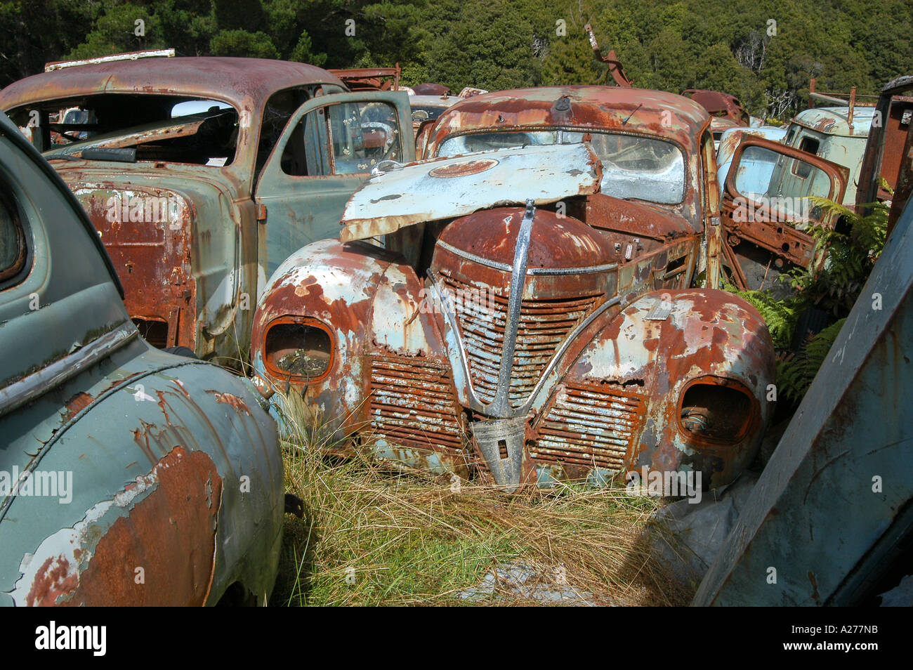Vecchia auto cantiere, NZ Foto Stock