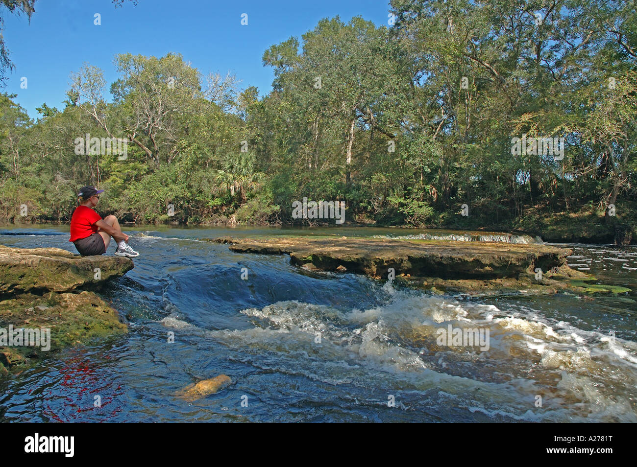 Florida Steinhatchee River Falls donna si siede accanto all'acqua Foto Stock