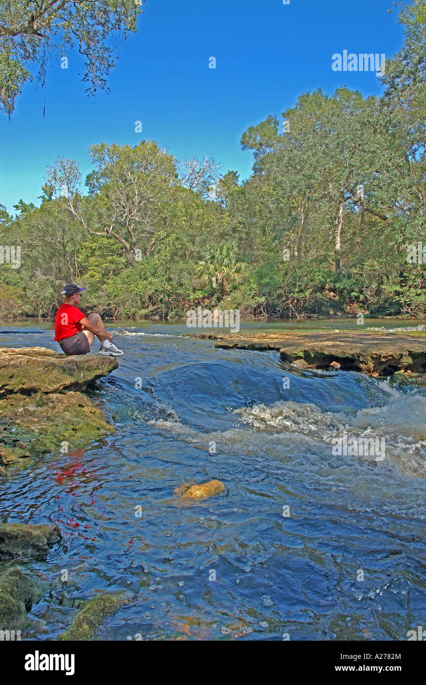Florida Steinhatchee River Falls donna si siede accanto all'acqua Foto Stock