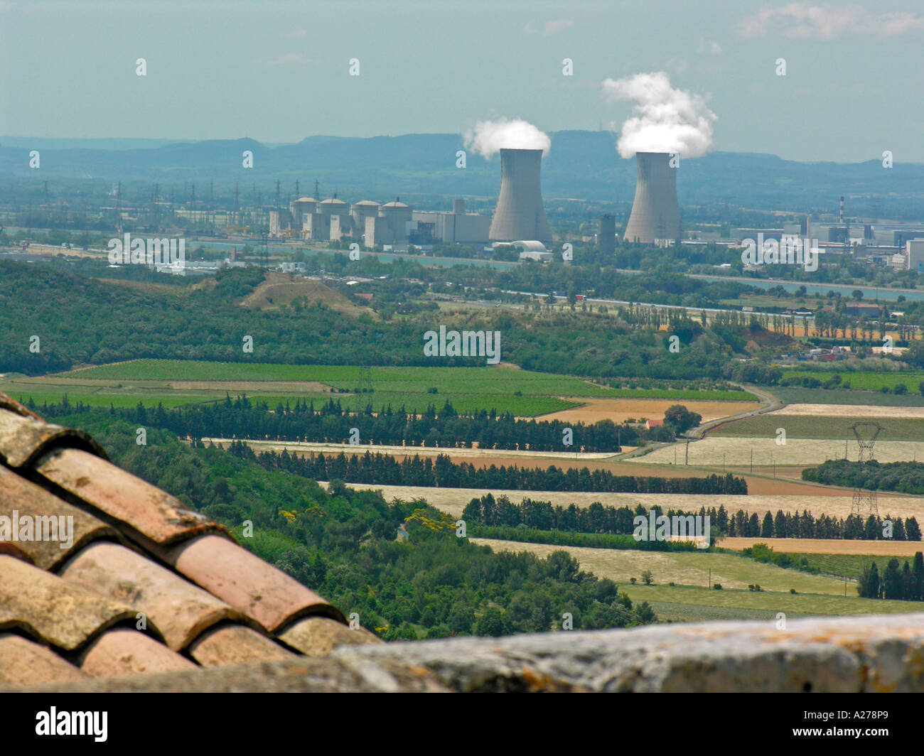 Vista dal villaggio di La Garde Adhemar Adhémar alla valle del fiume Rodano con la centrale nucleare Tricastin Foto Stock