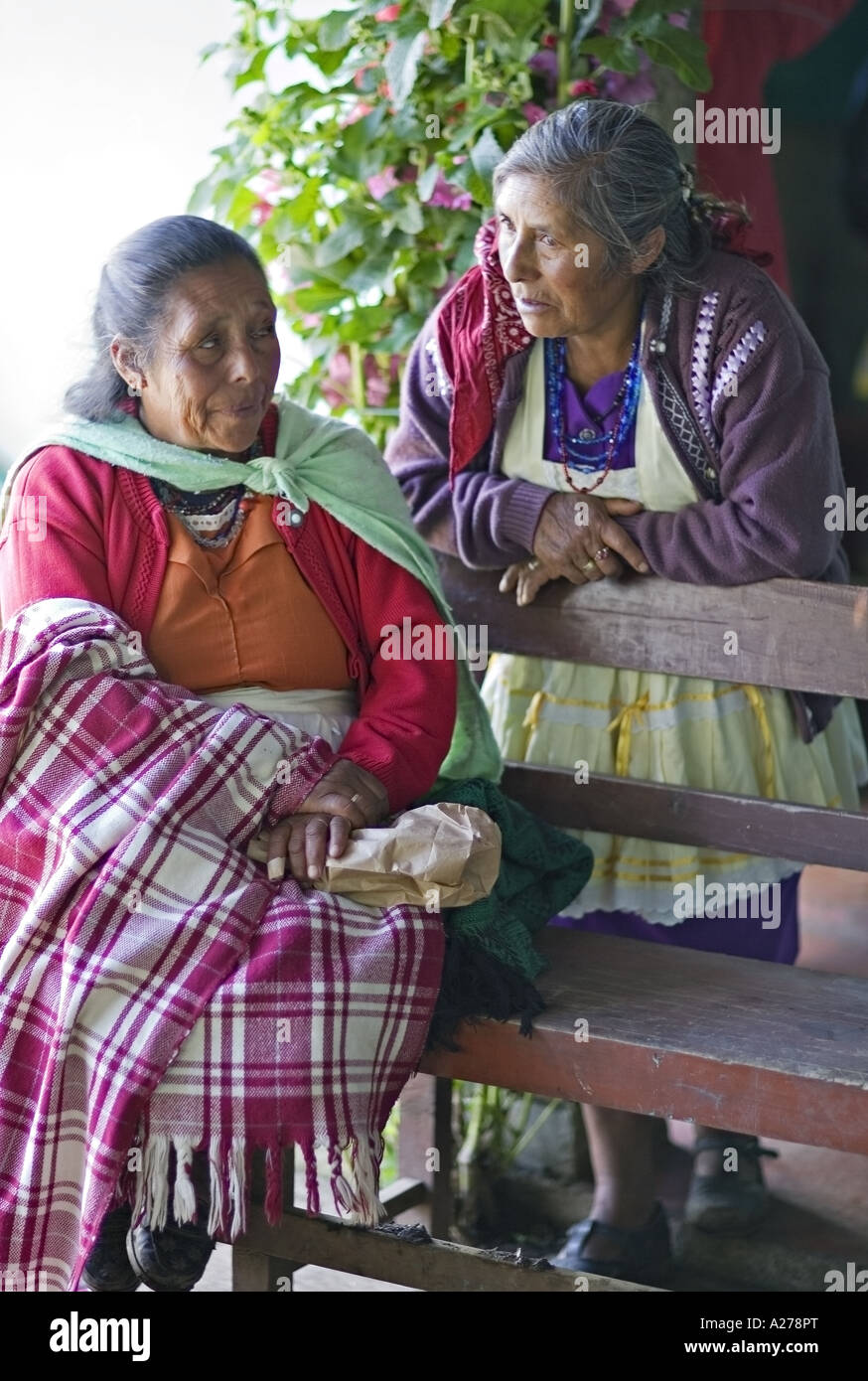 GUATEMALA indigeni CAPELLANIA Maya Quiche alle donne in variopinti scialli tradizionali e grembiuli talk Foto Stock