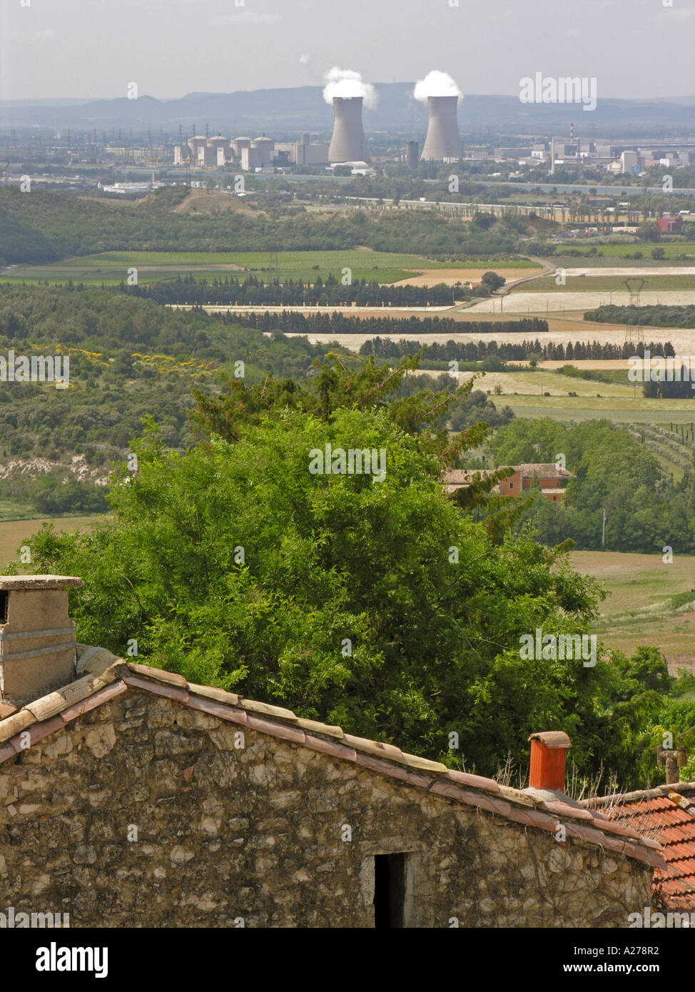 Vista dal villaggio di La Garde Adhemar Adhémar alla valle del fiume Rodano con la centrale nucleare Tricastin Foto Stock